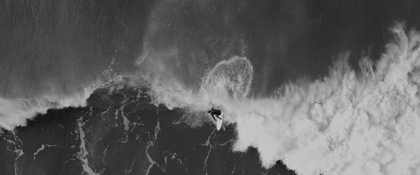 Skateboard ist on the waves
